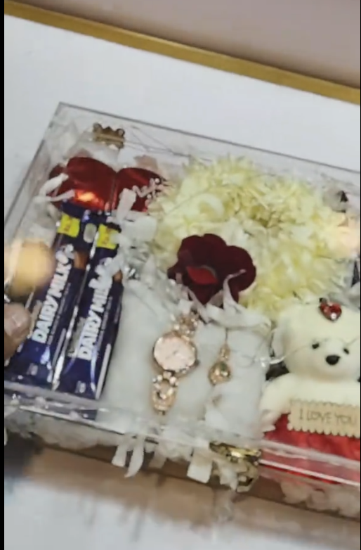 Acrylic Empty Gift Box – Transparent Display Box for Gifts, Events & DIY Decor.